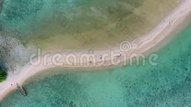 飞越桑迪海滩短跑。 从上面看到珊瑚礁和日光浴游客的惊人景色。 热带泻湖高空高清