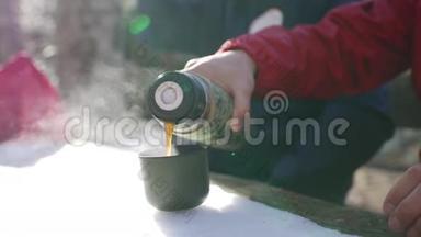 在下雪的冬天，游客们停下来<strong>喝热水</strong>瓶里的茶