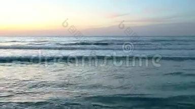 早晨，蔚蓝的海浪汹涌澎湃。