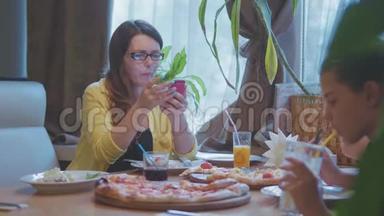 女孩在咖啡馆<strong>吃</strong>披萨，快餐，慢动作<strong>视频</strong>，保持智能手机社交媒体。 人们一起<strong>吃</strong>披萨