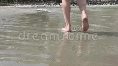 一个人走在沙滩上沿着水边`岸边