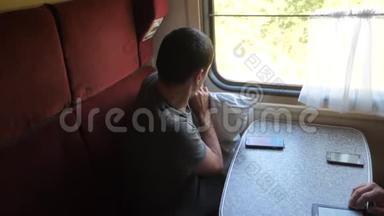坐在客车里坐火车的人睡觉。 慢动作视频。 男人睡在火车上