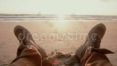 黎明时分，两英尺高的棕色靴子在沙滩上休息。