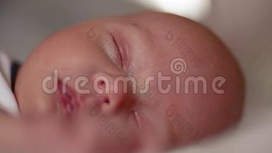 熟睡儿童婴儿脸特写镜头。天真、纯洁、爱和母爱的概念
