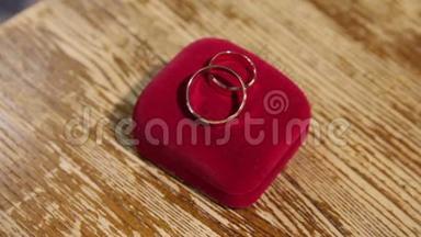 红盒子里的结婚戒指，结婚首饰，婚礼准备，结婚戒指盒子