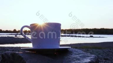 夕阳的光<strong>芒</strong>闪耀在一杯白咖啡的边缘。 特写镜头。 1920x1080，<strong>高清</strong>