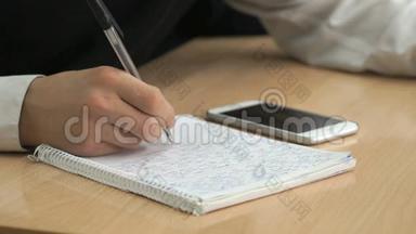 商人用钢笔在笔记本上写课文