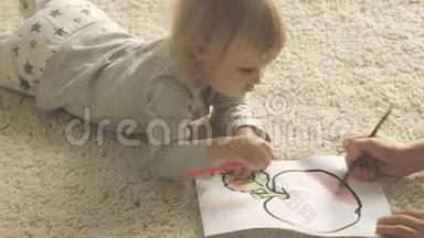 小女孩用铅笔画画