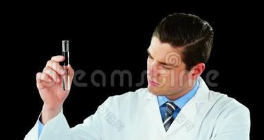 医生用数码屏幕检查试管中的化学物质