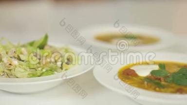 一盘肉汤和一份清淡的北京白菜夏季沙拉.. 多利摄像机