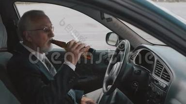 老人坐在车里喝啤酒。 喝醉的司机。