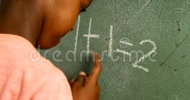 小学生在教室4k黑板上做数学