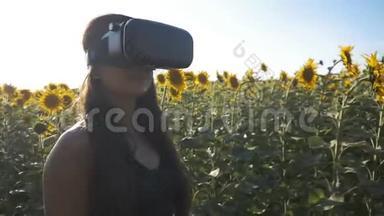 年轻女子使用头戴式户外显示器。 玩游戏使用VR头盔智能手机。