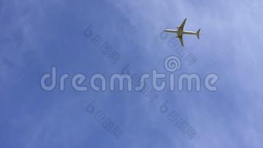 乘飞机在万里无云的天空中飞行