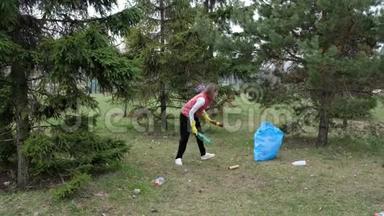 女<strong>志愿者</strong>清理公园垃圾.. 户外捡塑料垃圾.. 生态和环境概念