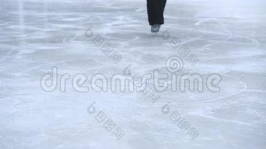 冬天女孩在冰上滑冰。