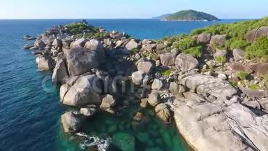 在西米兰岛4号角的巨大石头旁边飞行。 鸟瞰高清慢镜头。 泰国安达曼海。