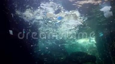 海洋的塑料污染，塑料袋，瓶子，袋子与水母一起漂浮在水中.. 保加利亚、黑海