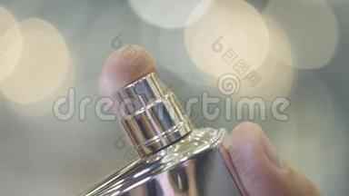 女人用手在镜头上喷上的大型专属香水