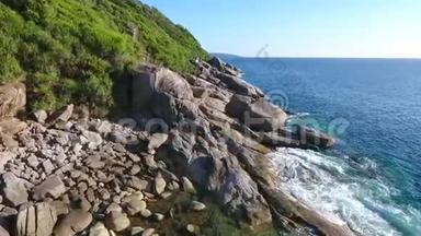 美丽的岛屿景观。 巨大的悬崖石头和蓝色的水波在西米兰岛。 空中高清慢速运动。 泰国。