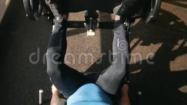 健身俱乐部-肌肉男在腿部<strong>按压</strong>机上锻炼-关闭