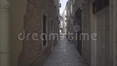 布德瓦旧区一条狭窄的街道