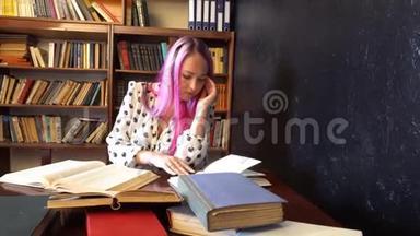 那个在图书馆里长着粉红色头发的女孩在看书