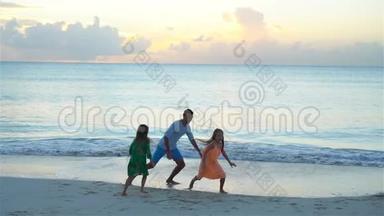 父亲和孩子们在<strong>日</strong>落时享受海滩夏<strong>日</strong>热带度假。 流动<strong>人口</strong>