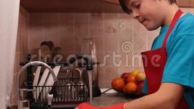 小男孩在厨房的水槽里洗盘子