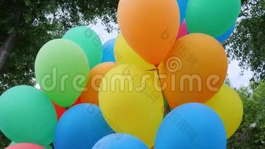 彩色氦气球，节日色彩鲜艳的气球相关束，在轻风<strong>吹拂</strong>下摇摆，假日