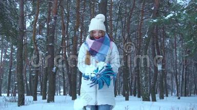 女孩在雪林中撑伞