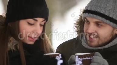 在童话般的冬天里，一对年轻夫妇被温暖的饮料所温暖。 Chismas情绪