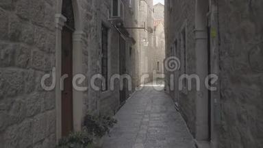 布德瓦旧区一条狭窄的街道