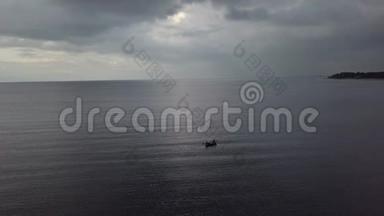 船童罗哈拉托拉托拉托拉托波罗的海海滨无人机顶视图4K UHD视频