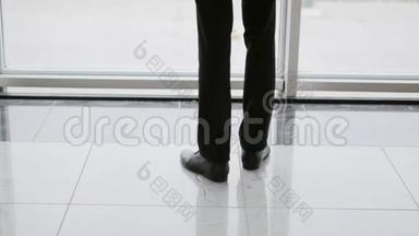 一个人站在最高的位置，凝视着机场<strong>候机</strong>楼的窗户