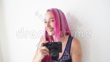 <strong>粉色头发</strong>的女孩在老式相机上拍照