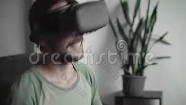 年轻的留胡子的嬉皮士用他的VR耳机显示器观看360视频，感觉就像他在音乐会或