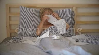 一个生病的小男孩躺在床上的超慢镜头。 婴儿流感概念