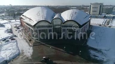 从高处到音乐会和娱乐中心千禧在雅罗斯拉夫尔，冬天。