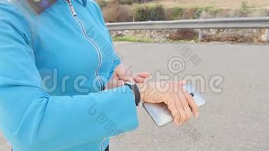 女跑运动员使用她的智能手表