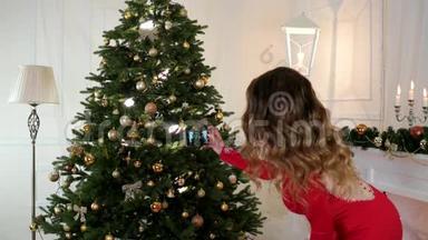 穿庆祝服的<strong>新年</strong>女孩在圣诞树上拍照，通<strong>过</strong>网络和在线节日分享照片
