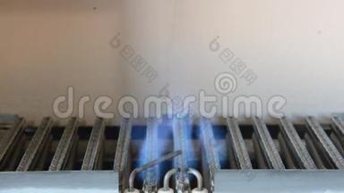 在加热的锅炉里，火花中的气<strong>体会</strong>点燃并燃烧成蓝色的羽毛