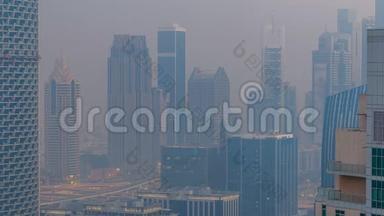 在迪拜市中心的雾状早晨到白天。