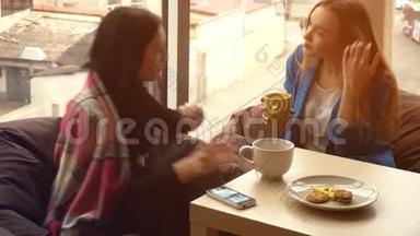 两个漂亮的<strong>女孩</strong>坐着，<strong>喝茶</strong>，讨论