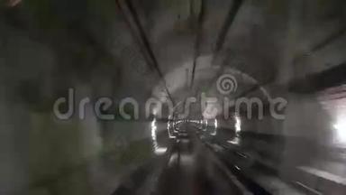 高速骑行穿越地铁隧道
