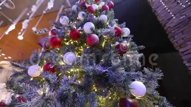 圣诞树上有装饰品，圣诞树上挂着红苹果，圣诞树上有许多装饰品