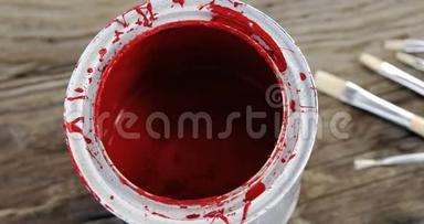 红色<strong>油漆</strong>罐和<strong>刷子</strong>的特写镜头