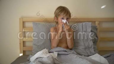 一个生病的小男孩躺在床上的超慢镜头。 婴儿流感概念