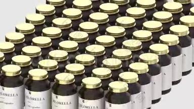 药物玻璃瓶与普通小球藻胶囊和虚构的标志。 制药工业生产