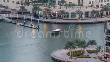 豪华迪拜码头运河，有过往船只和长廊，<strong>日夜</strong>兼程，迪拜，阿拉伯联合酋长国